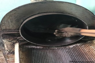 Cách rang hạt điều với muối của các xưởng điều bạn có biết Cách rang hạt điều với muối của các xưởng điều bạn có biết