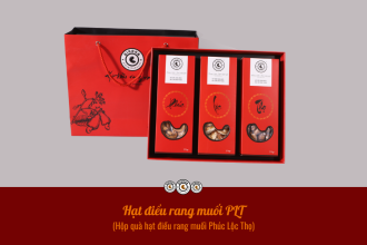 Cô gái nước ngoài mua đặc sản Việt Nam làm quà tặng gia đình Cô gái nước ngoài mua đặc sản Việt Nam làm quà tặng gia đình