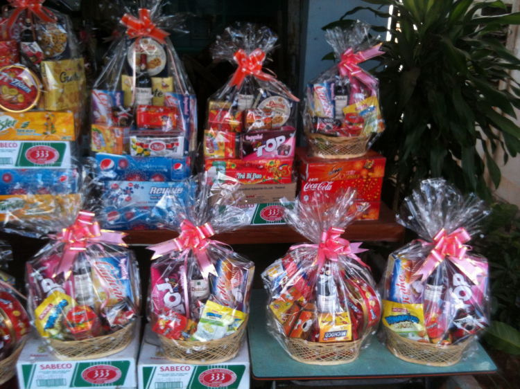 lật mặt chiêu trò giỏ quà tết to hoành tráng mà nhiều người vẫn thích mua lat-mat-chieu-tro-qua-tet-to-hoanh-trang-ma-nhieu-nguoi-van-thich-mua