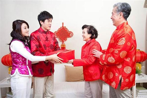 chon-qua-tet-cho-bo-me-chong